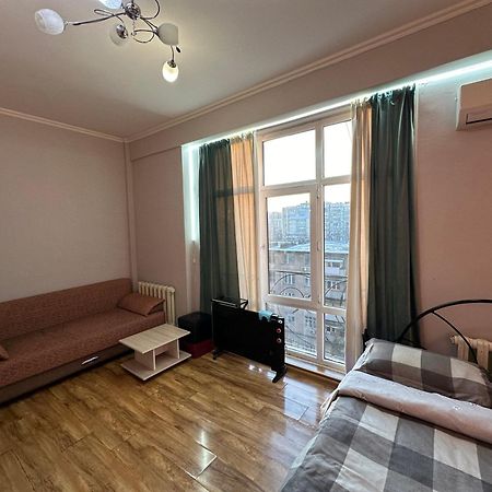 1-Room Apart. 21 On Usenbaeva 52 Near Eurasia Shopping Center Бишкек Екстериор снимка
